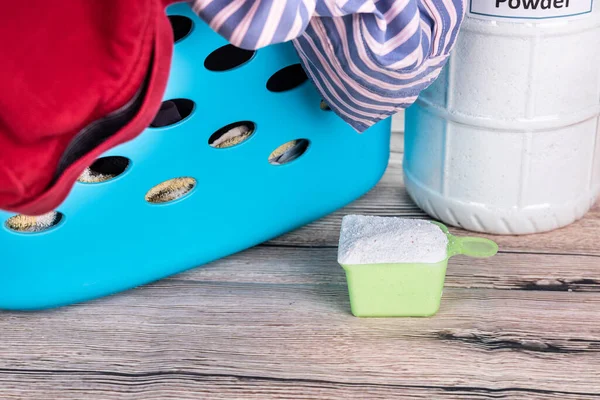 Primer Plano Del Detergente Para Ropa Polvo Junto Cesta Llena — Foto de Stock