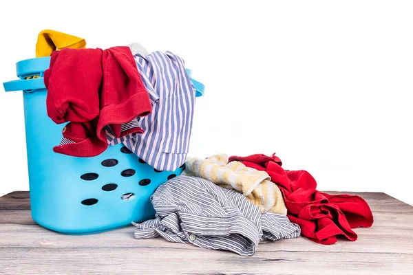 Wäschekorb Voller Abgenutzter Kleidung Zum Waschen Auf Holztisch Vor Weißem — Stockfoto