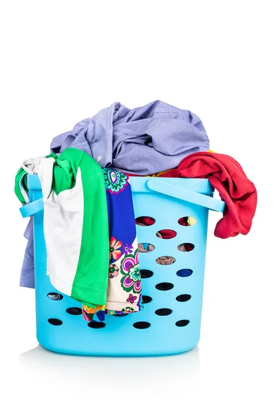 Wäschekorb Voller Damen Und Herrenbekleidung Zum Waschen Vor Weißem Hintergrund — Stockfoto