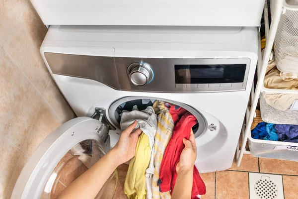 Persona Que Carga Ropa Tela Lavadora Como Parte Tarea Del — Foto de Stock