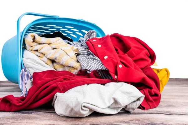 Wäschekorb Voller Abgenutzter Kleidung Zum Waschen Auf Holztisch Vor Weißem — Stockfoto