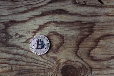 ahşap arka plan üzerinde gümüş bitcoin
