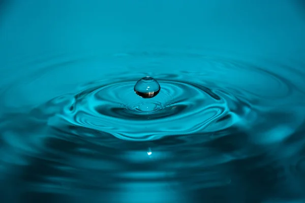 Plons blauw water — Stockfoto