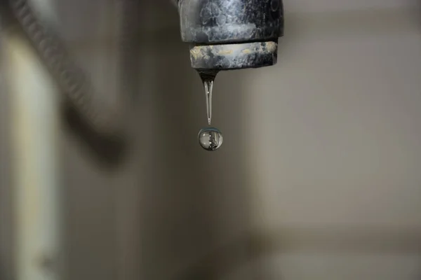 Gota de agua del grifo —  Fotos de Stock