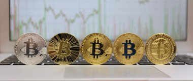  ile grafik ekran üzerinde klavye üzerinde altın bitcoin