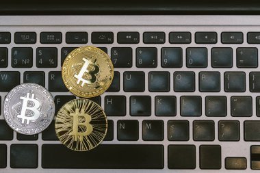 notebook klavye üzerinde altın bitcoins