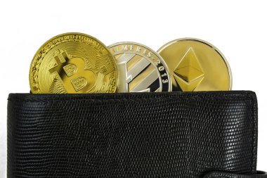 litecoin, bitcoin ve ethereum siyah deri cüzdan içinde yalan