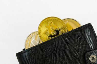 litecoin, bitcoin ve ethereum siyah deri cüzdan içinde yalan