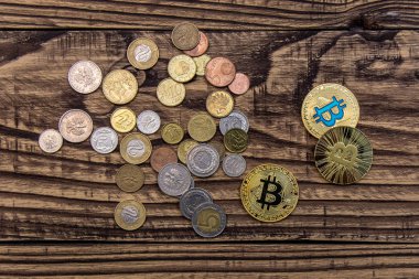  Her zamanki sikkelerinde ile tahta masada altın bitcoins yalan