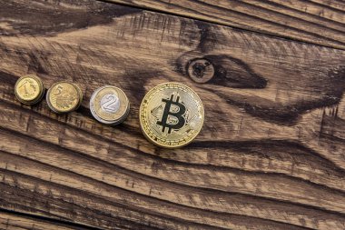  Her zamanki gibi paralar ile ahşap masa üzerinde bir yığın altın bitcoins yalan 