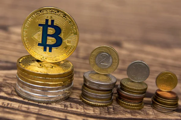 Goldene Bitcoins Liegen Einem Haufen Auf Holztisch Mit Den Üblichen — Stockfoto