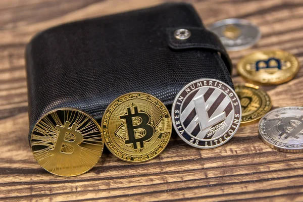 Bitcoins Litecoin Ethereum Régi Fából Készült Asztal Fekete Bőr Pénztárca — Stock Fotó