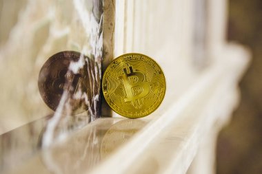  Mermer şömine üzerinde altın bitcoin