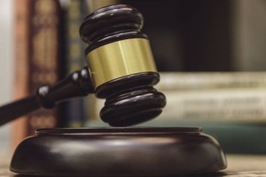 Yargıç Tokmak ahşap arka planda