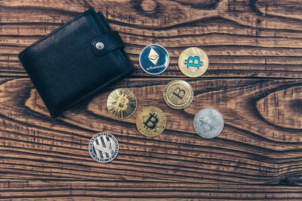 Bitcoins Litecoin Ethereum Régi Fából Készült Asztal Fekete Bőrtok — Stock Fotó