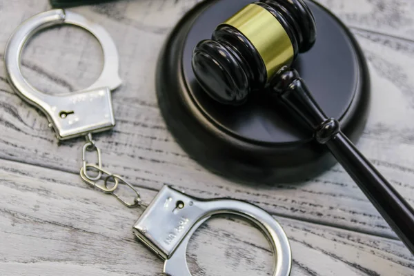 Judge Gavel Wooden Background Handcuffs — Stock Photo, Image