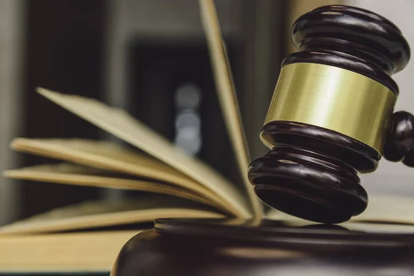 Tokmak ve arka plan üzerinde kitap yargıç 