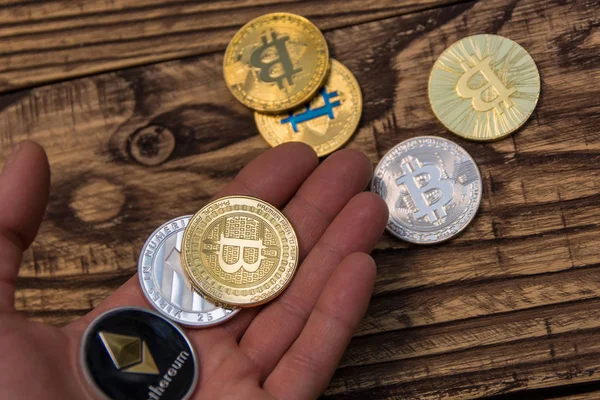 Bitcoins Litecoin Und Ethereum Menschenhand Auf Altem Holzgrund — Stockfoto