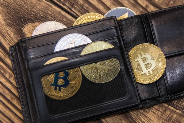 Bitcoins Litecoin Och Ethereum Svart Läder Plånbok Gamla Träbord — Stockfoto