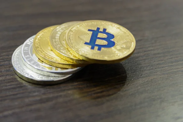 Goldene Bitcoins Liegen Stapelweise Auf Holztisch — Stockfoto