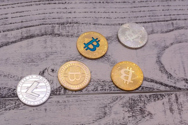 Goldener Bitcoin Auf Hölzernem Hintergrund — Stockfoto