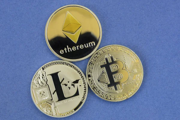 Litecoin, bitcoin ve ethereum yalan mavi arka plan üzerine