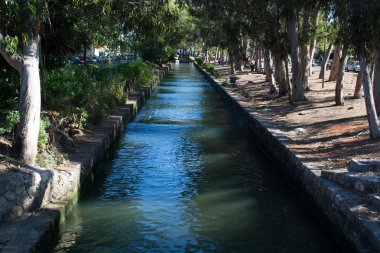 Bir Lizbon parkta dalgalar ile su kanalı