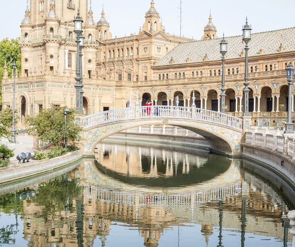 Sevilla, İspanya, sokaklarında sanat ile doldurulur