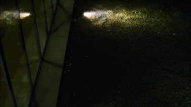 Geceleri şehir merkezi bir havuzda su çalışır