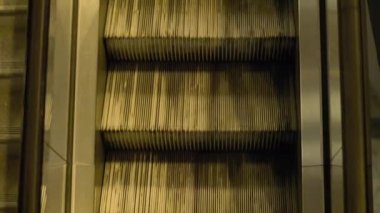 yürüyen merdiven yukarı ve aşağı