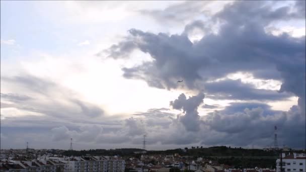 Sonnenuntergang mit Wolken nach Regen — Stockvideo