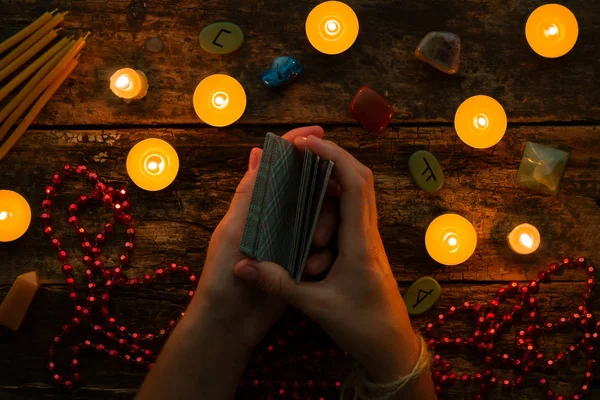 Fortuneteller lê fortunas por cartas de tarô e velas no fundo das runas — Fotografia de Stock