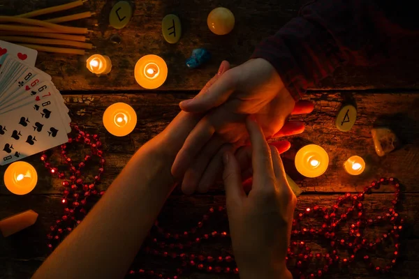 mumlar ve runes bir arka plan üzerinde elle fala falcıya okur