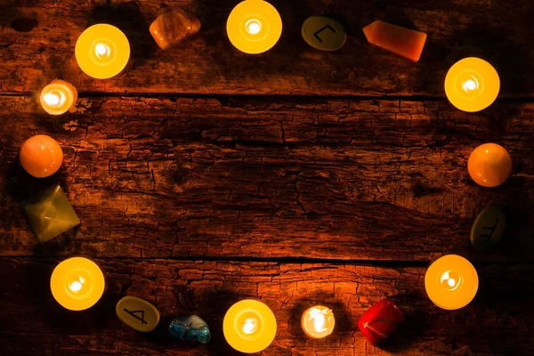 蜡烛，占卜和木制背景样机的符文石 — 图库照片
