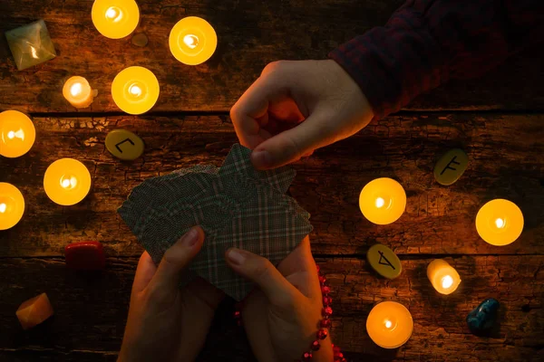 adam tarot kartı falcıya, oturum seçer