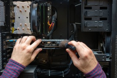 bilgisayar donanım tozdan adam temizler