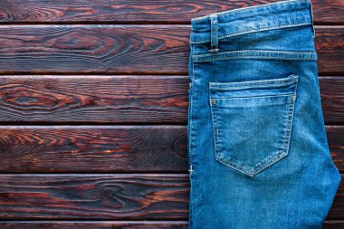 Mavi jeans bir ahşap arka plan ve metin için yer