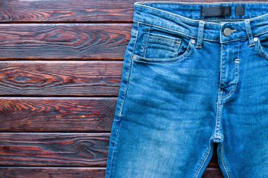Mavi jeans bir ahşap arka plan ve metin için yer