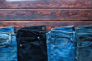 farklı renkler bir ahşap arka plan ve metin için yer kot