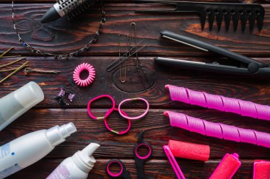 Ahşap arka plan üzerinde saç şekillendirme için aksesuarlar