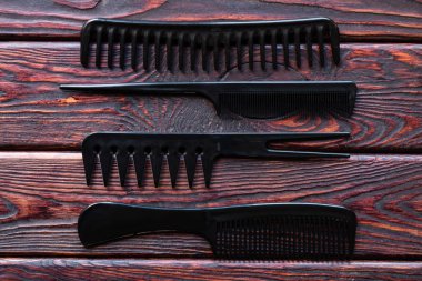 Kuaför tarak ahşap arka plan üzerinde farklı şekiller yakın çekim