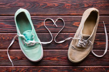 Eski Ayakkabı ve dantel ahşap arka plan üzerinde kalp