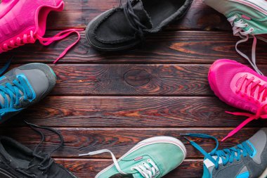 Ayakkabı ve spor ayakkabısı ahşap arka plan mockup üzerinde
