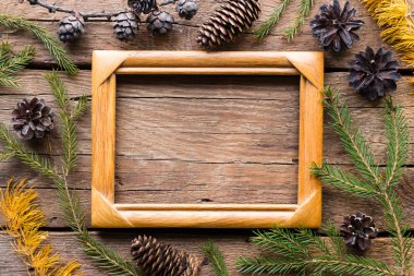 Noel ağaç dalları ve koniler ile ahşap fotoğraf çerçevesi içinde metin için yer