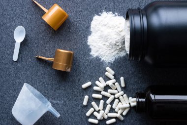 protein ve amino asitler gri bir arka plan üzerine kavanoz
