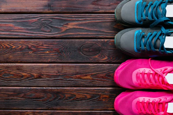 Zapatillas de deporte de color rosa y azul y lugar para texto sobre fondo de madera —  Fotos de Stock