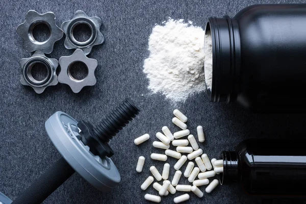 Halter, protein ve amino asitler gri bir arka plan üzerinde
