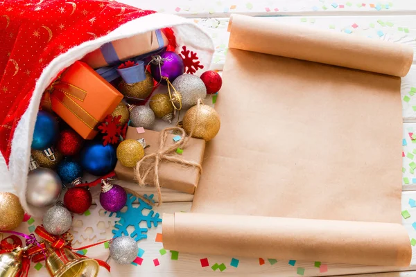 クリスマスやウィッシュ リストへのプレゼントとサンタ帽子 — ストック写真