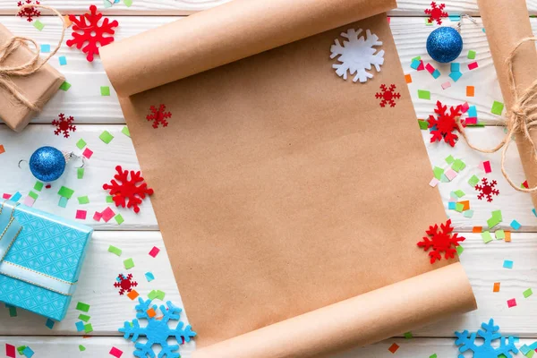 Boże Narodzenie listy życzeń na tle śniegu i konfetti zbliżenie — Zdjęcie stockowe