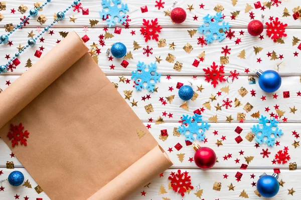 Lista de desejos de Natal no fundo de brinquedos de Natal e decorações — Fotografia de Stock